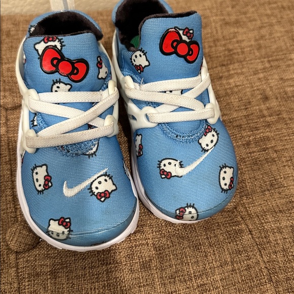 Nike Kids Blue Hello Kitty Presto Sneakers. - Picture 4 of 15